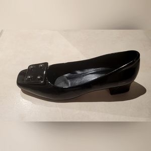 Vaneli 6.5 black leather low heel pump